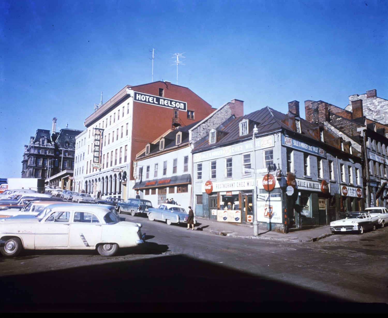 L’Évêché — Hôtel Nelson, 425 place Jacques-Cartier (façade / salle)