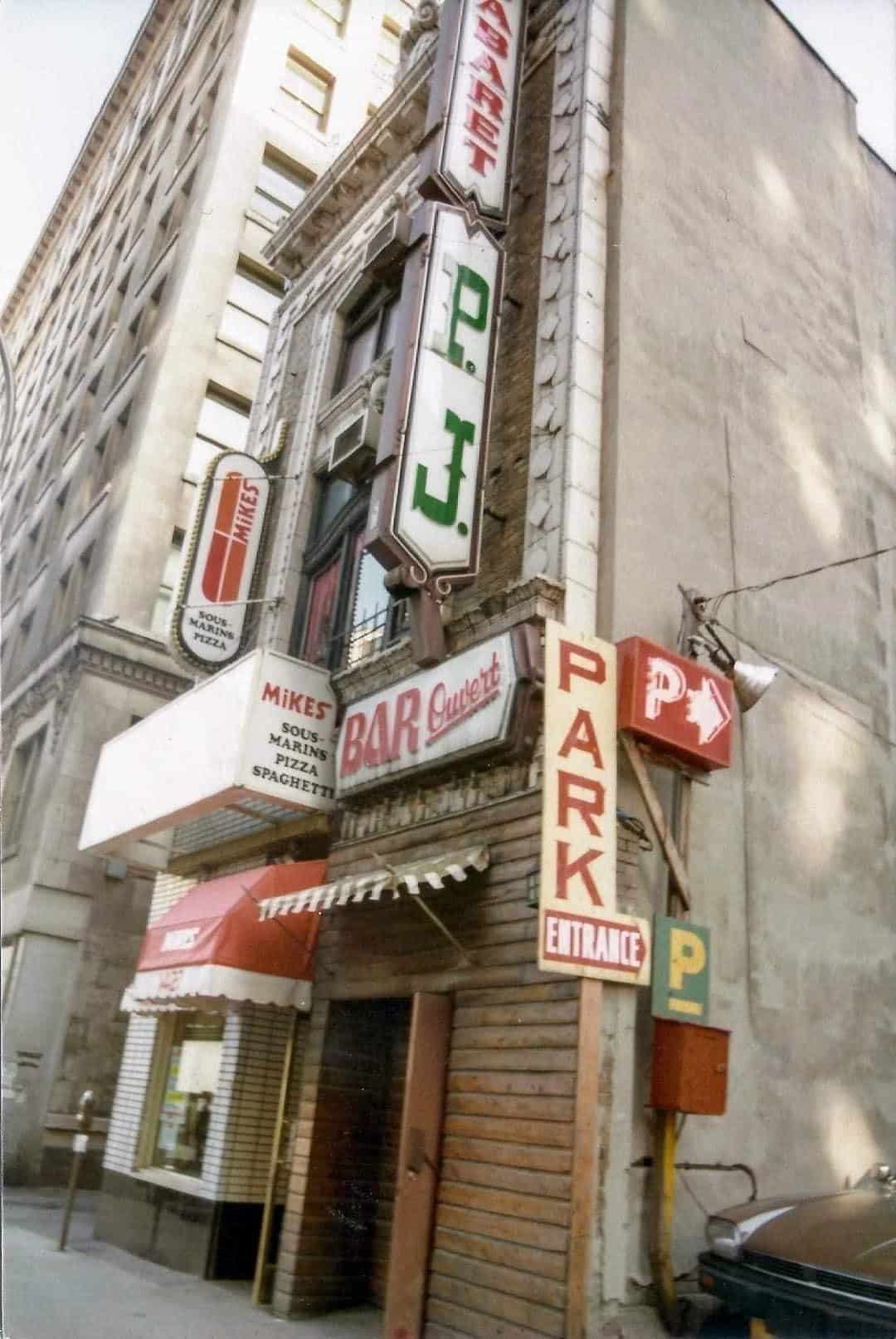 Intérieur / scène du cabaret Tropical Room / PJ’s