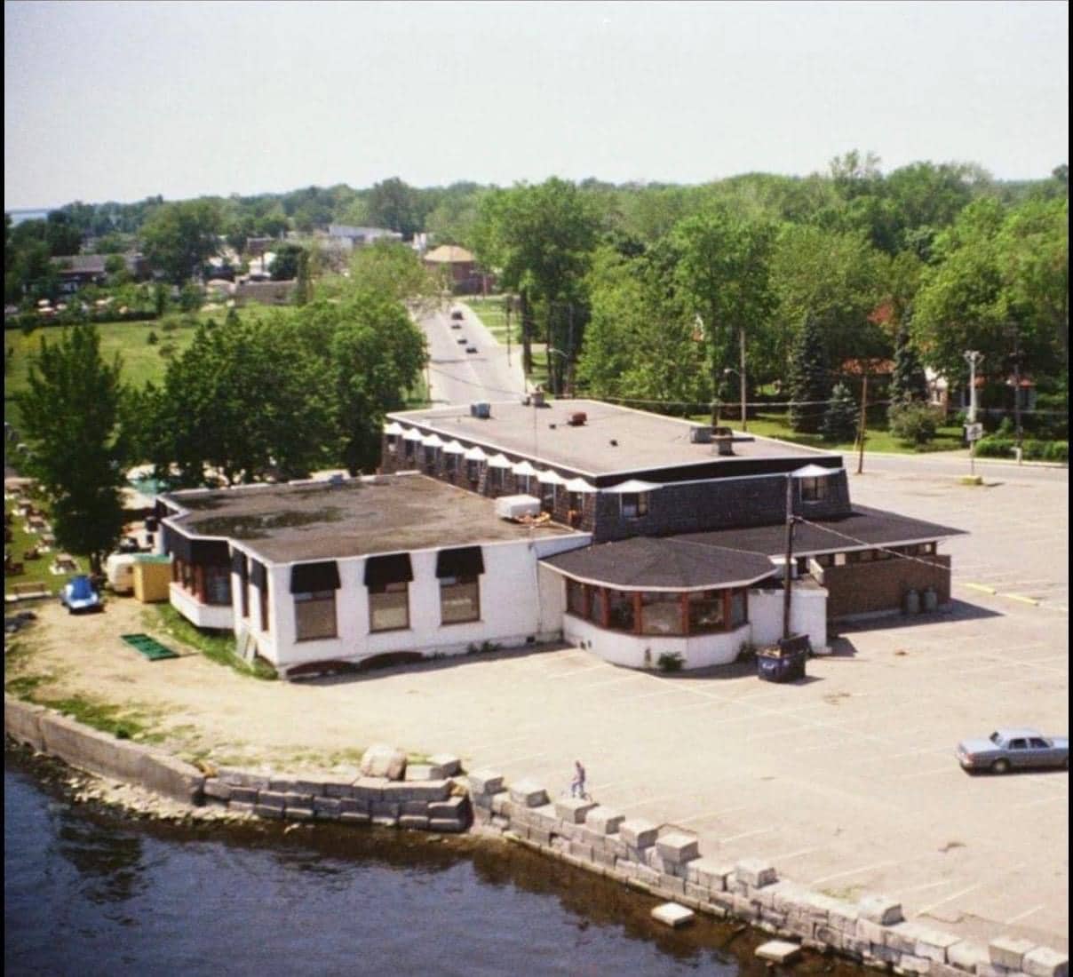 Edgewater Hotel, 228 Lakeshore Road, Pointe-Claire – façade bord de lac