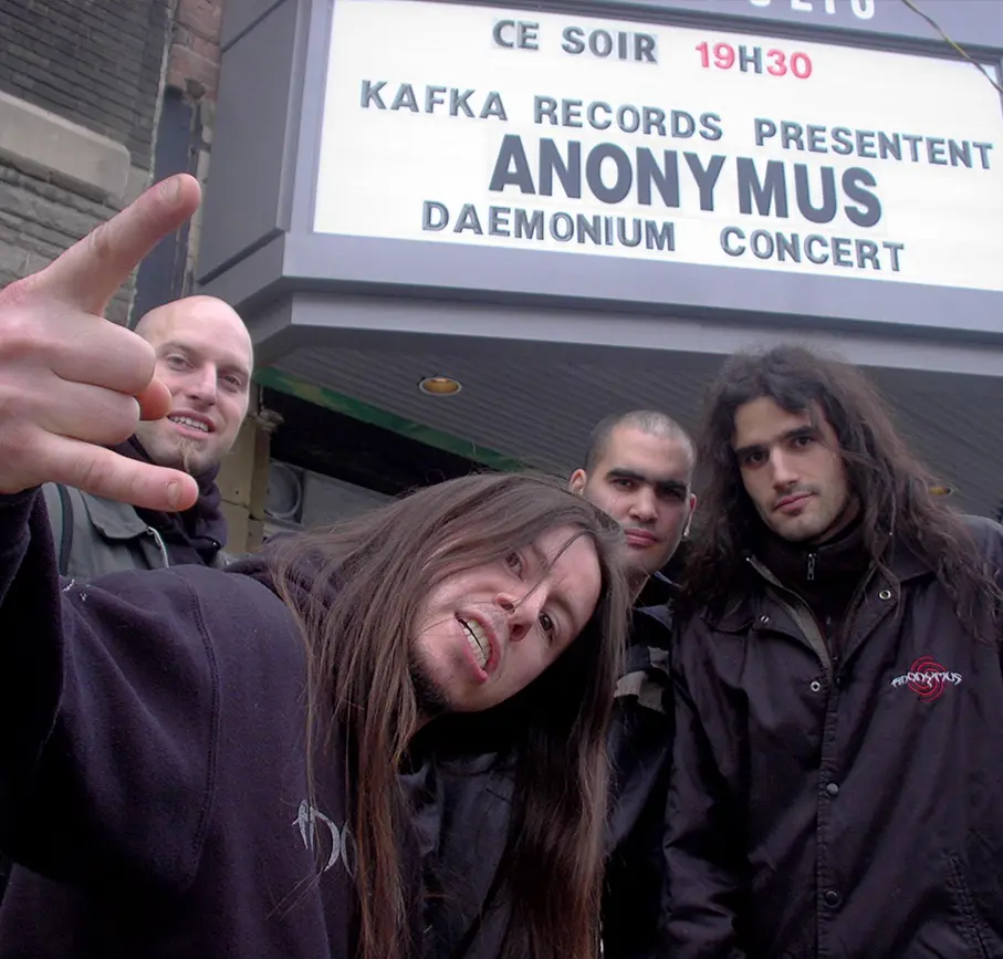 Marquise annonçant un spectacle du groupe Anonymus