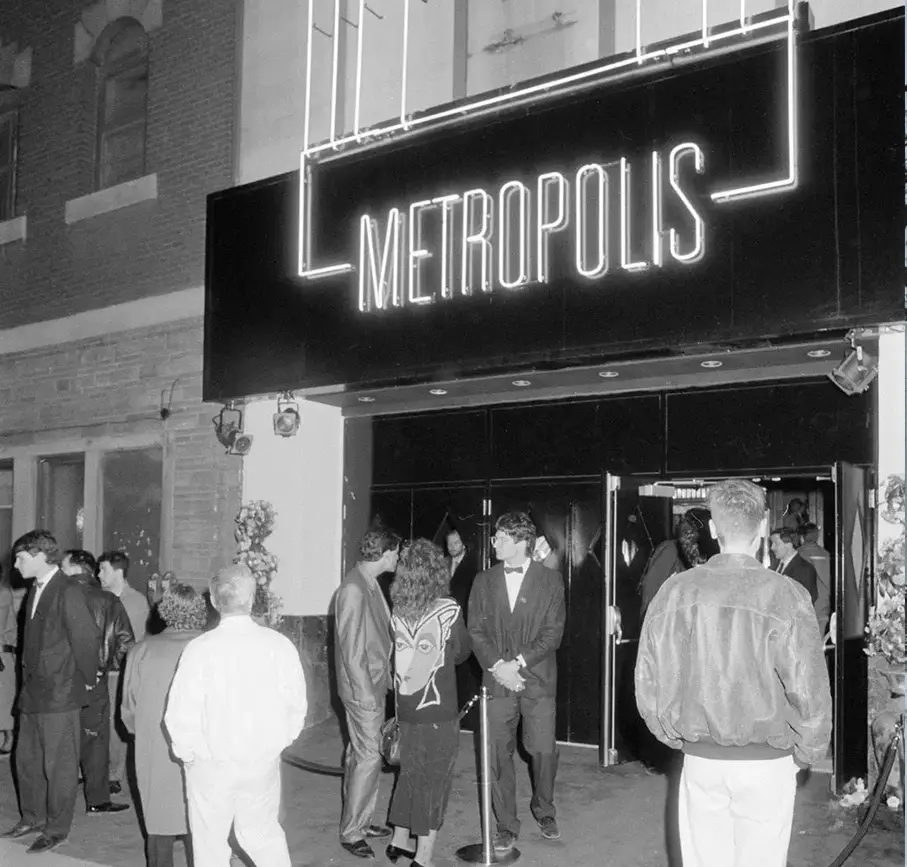 Photographie historique de l'entrée du Métropolis à Montréal