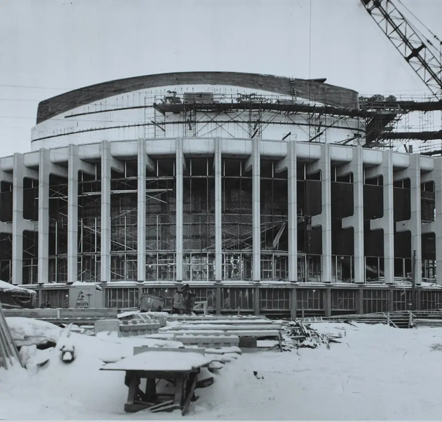 Photographie historique de la Place des Arts de Montréal en construction